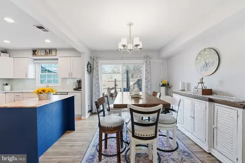 Dining - 8142 Carrleigh Pkwy #126, Springfield, VA 22152 photo 1 of 2