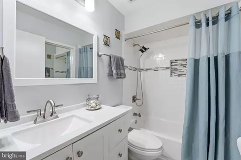 Bath - 8142 Carrleigh Pkwy #126, Springfield, VA 22152 photo 3 of 3
