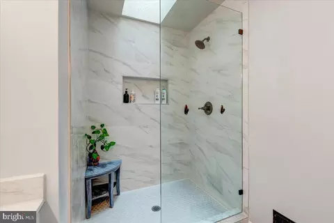 Bath - 6940 Compton Ln, Centreville, VA 20121 photo 4 of 8