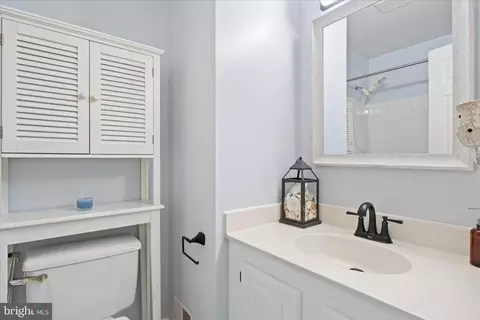 Bath - 6940 Compton Ln, Centreville, VA 20121 photo 5 of 8