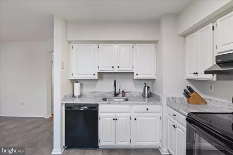 Kitchen - 6940 Compton Ln, Centreville, VA 20121 photo 3 of 3