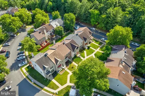 View/Area - 6940 Compton Ln, Centreville, VA 20121 photo 3 of 9
