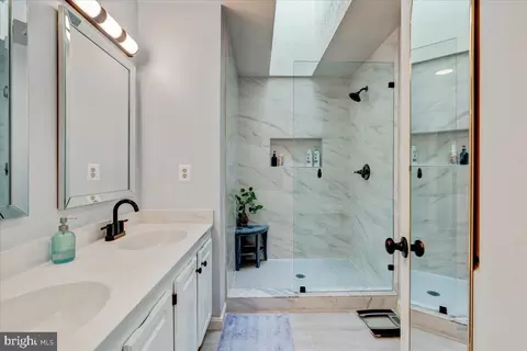 Bath - 6940 Compton Ln, Centreville, VA 20121 photo 2 of 8