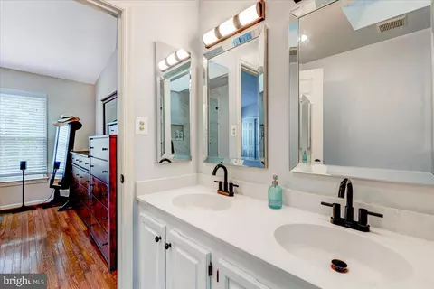Bath - 6940 Compton Ln, Centreville, VA 20121 photo 3 of 8