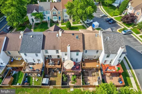 View/Area - 6940 Compton Ln, Centreville, VA 20121 photo 4 of 9