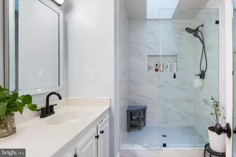 Bath - 6940 Compton Ln, Centreville, VA 20121 photo 1 of 8