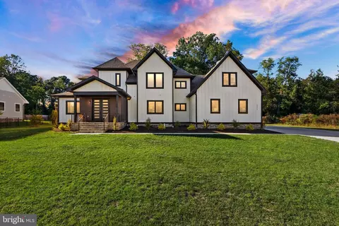 5524 Summit St, Centreville, VA 20120