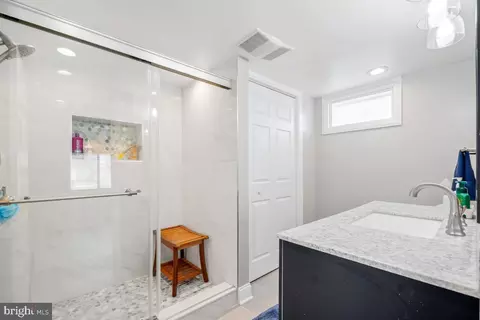 Bath - 6703 Anders Ter, Springfield, VA 22151 photo 3 of 4