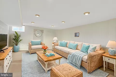 Living - 8836 Shadowlake Way, Springfield, VA 22153 photo 3 of 11