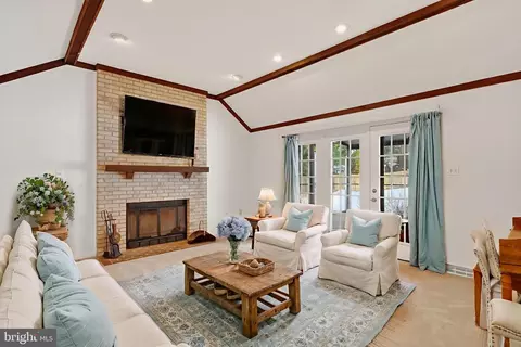 Living - 8836 Shadowlake Way, Springfield, VA 22153 photo 2 of 11