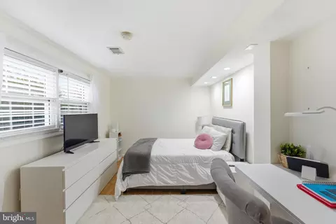 Bedroom - 6124 Crozet Ct, Springfield, VA 22150 photo 3 of 5