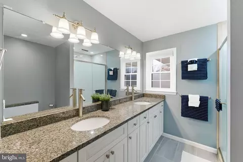 Bath - 6124 Crozet Ct, Springfield, VA 22150 photo 2 of 4