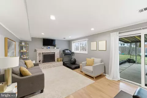 Living - 6124 Crozet Ct, Springfield, VA 22150 photo 1 of 1