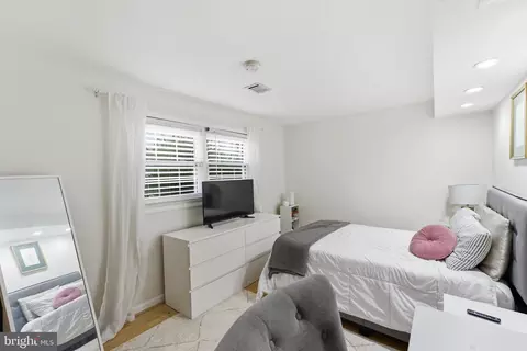 Bedroom - 6124 Crozet Ct, Springfield, VA 22150 photo 2 of 5