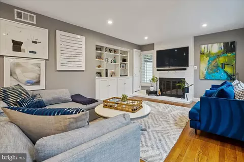Living - 2111 Lirio Ct, Reston, VA 20191 photo 2 of 4