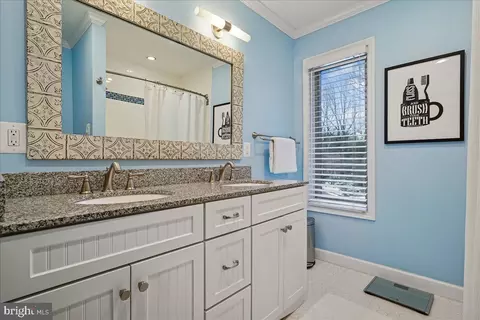 Bath - 2111 Lirio Ct, Reston, VA 20191 photo 4 of 5