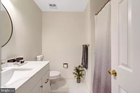 Bath - 7604 Bertito Ln, Springfield, VA 22153 photo 5 of 7