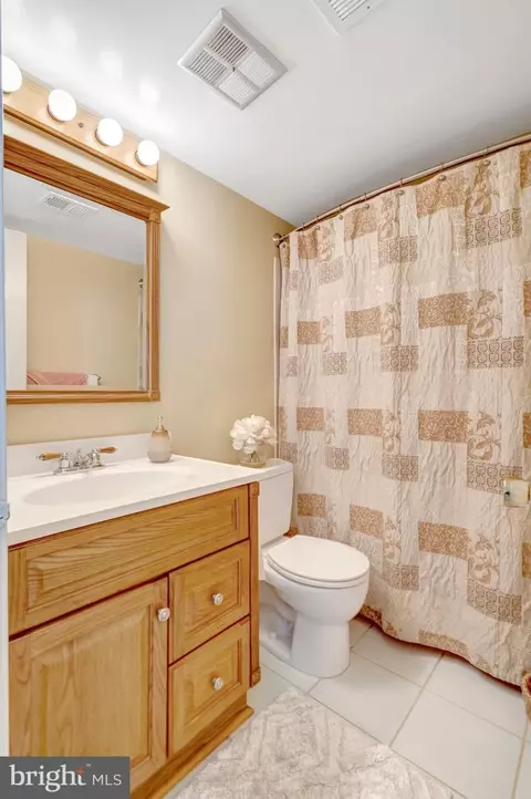 Bath - 7604 Bertito Ln, Springfield, VA 22153 photo 2 of 7