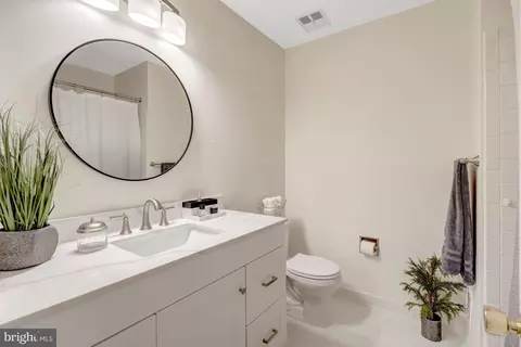Bath - 7604 Bertito Ln, Springfield, VA 22153 photo 3 of 7