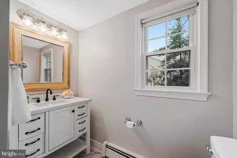 Bath - 1400 Gower Ct, Mclean, VA 22102 photo 5 of 9