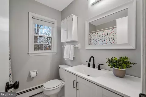 Bath - 1400 Gower Ct, Mclean, VA 22102 photo 2 of 9