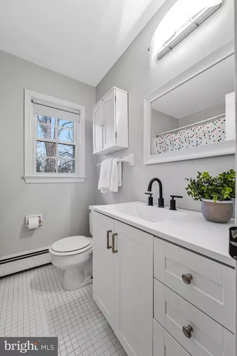 Bath - 1400 Gower Ct, Mclean, VA 22102 photo 6 of 9