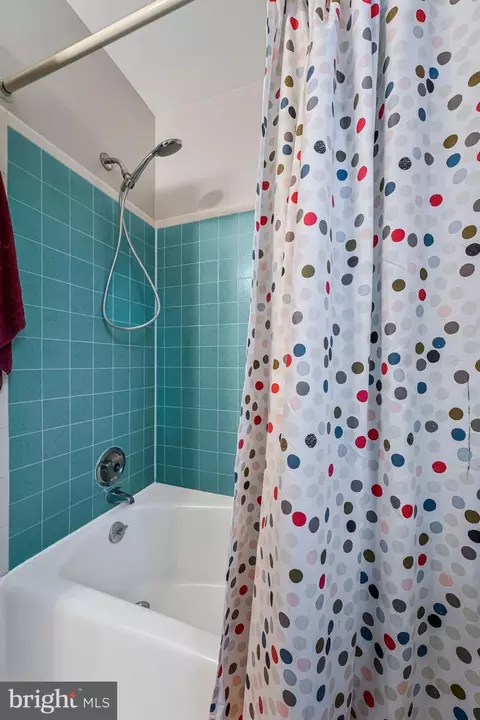 Bath - 1400 Gower Ct, Mclean, VA 22102 photo 7 of 9