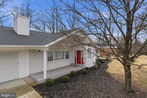 10009 Fairoaks Rd, Vienna, VA 22181