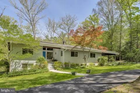 10611 Allenwood Ln, Great Falls, VA 22066