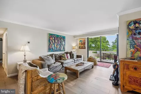 Living - 1808 Old Meadow Rd #906, Mclean, VA 22102 photo 2 of 4