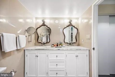 Bath - 1808 Old Meadow Rd #906, Mclean, VA 22102 photo 1 of 2
