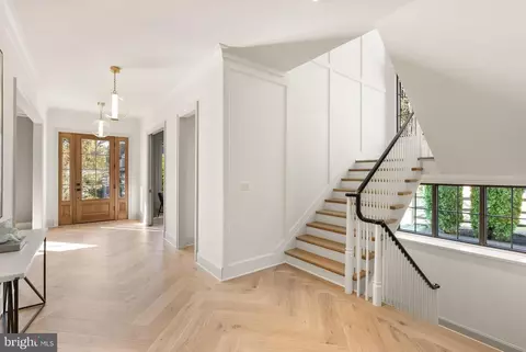 Entry Way - 1223 Somerset Dr, Mclean, VA 22101 photo 3 of 9