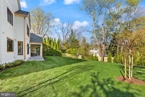 Exterior - 1223 Somerset Dr, Mclean, VA 22101 photo 7 of 8