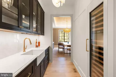 Entry Way - 1223 Somerset Dr, Mclean, VA 22101 photo 2 of 9