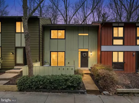 2320 Emerald Heights Ct, Reston, VA 20191