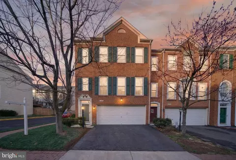 8015 Samuel Wallis St, Lorton, VA 22079