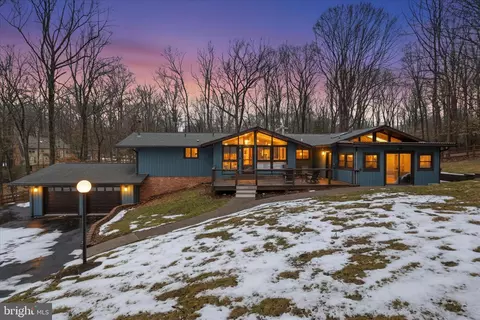 9508 Watts Rd, Great Falls, VA 22066