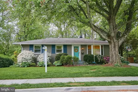 1207 Drake St SW, Vienna, VA 22180