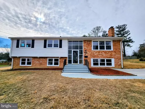 10705 Ames St, Fairfax, VA 22032