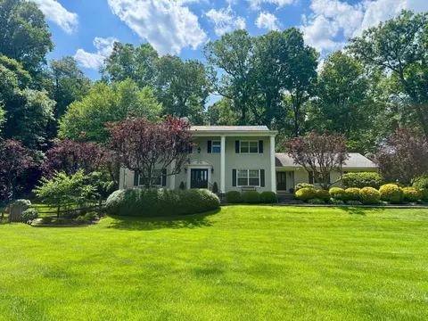 304 Chesapeake Dr, Great Falls, VA 22066