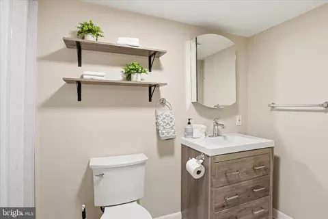 Bath - 5519 Yorkshire St, Springfield, VA 22151 photo 5 of 6