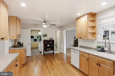 Entry Way - 5519 Yorkshire St, Springfield, VA 22151 photo 3 of 7
