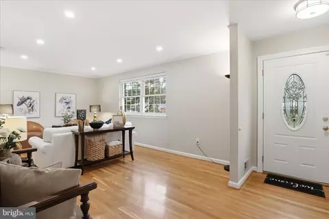 Entry Way - 5519 Yorkshire St, Springfield, VA 22151 photo 2 of 7