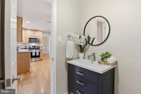 Entry Way - 5519 Yorkshire St, Springfield, VA 22151 photo 5 of 7