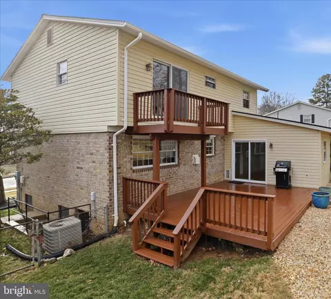 Exterior - 5519 Yorkshire St, Springfield, VA 22151 photo 6 of 8