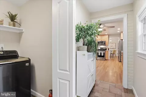 Entry Way - 5519 Yorkshire St, Springfield, VA 22151 photo 4 of 7