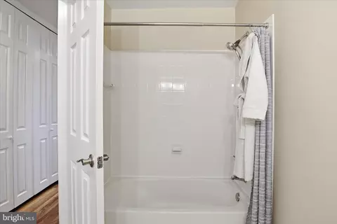 Bath - 5519 Yorkshire St, Springfield, VA 22151 photo 4 of 6