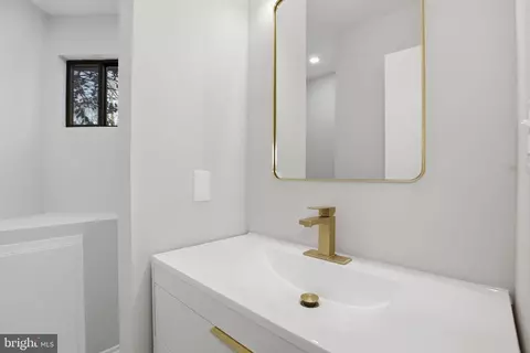 Bath - 1671 Cedar Hollow Way, Reston, VA 20194 photo 4 of 13
