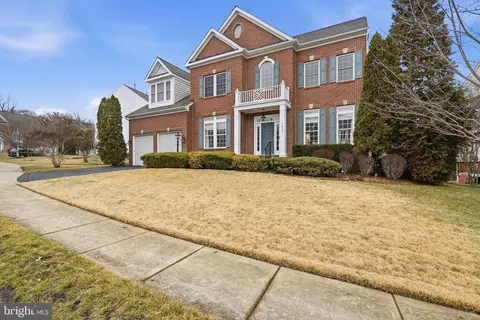 7820 Rose Garden Ln, Springfield, VA 22153
