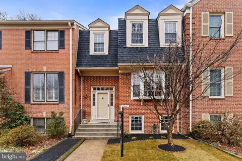10441 Carriagepark Ct, Fairfax, VA 22032